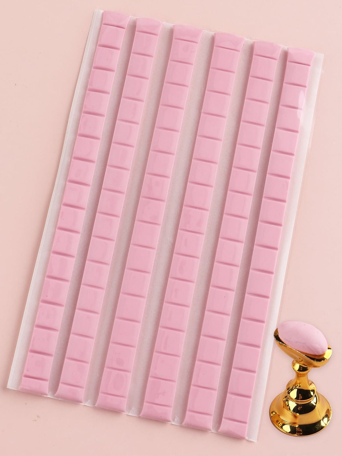 La patte a fix support nails